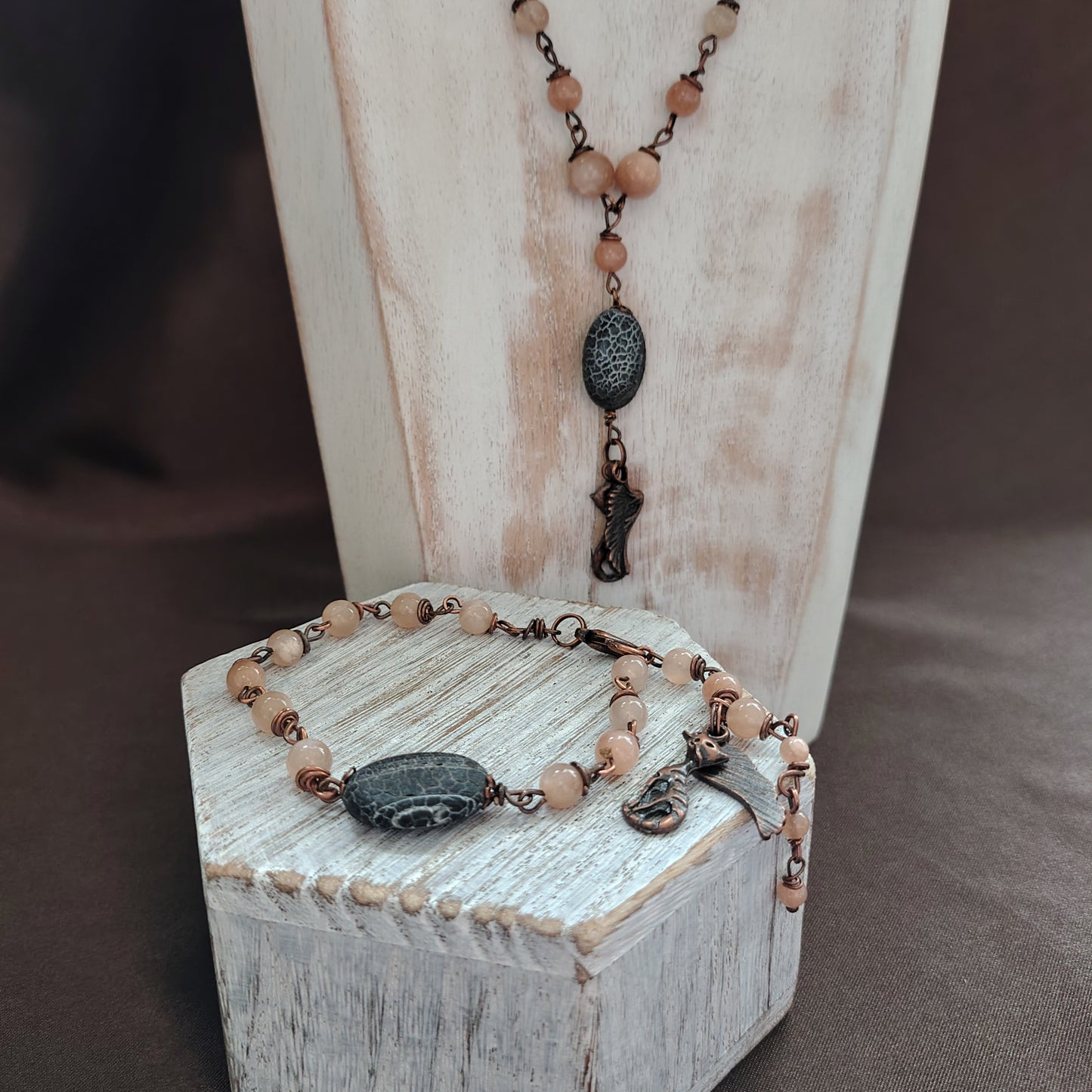 Parure "Abbraccio Eterno" – Collana, Bracciale e Orecchini in Pietra di Luna e Agata Smerigliata Rif. 25/41 1/2/3