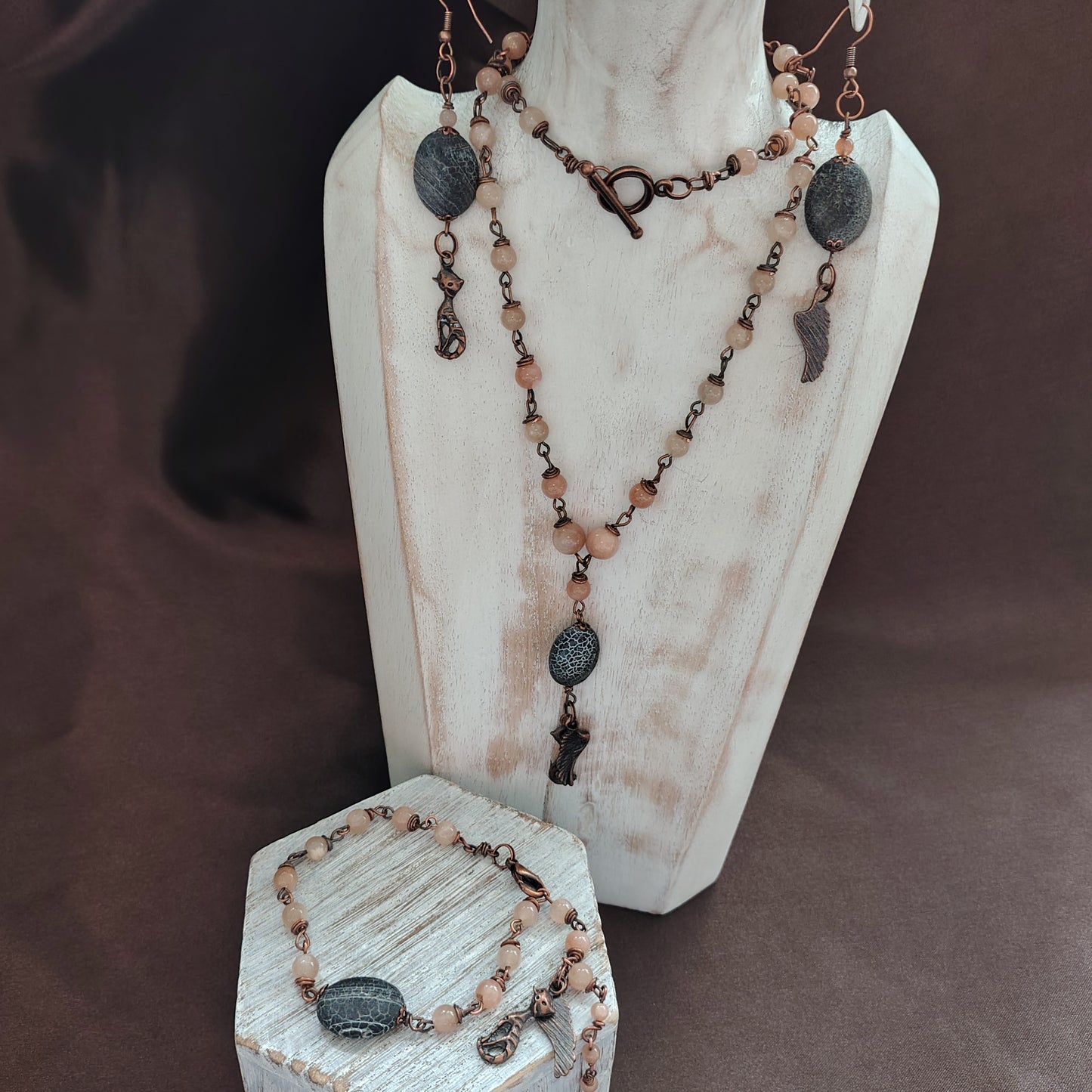 Parure "Abbraccio Eterno" – Collana, Bracciale e Orecchini in Pietra di Luna e Agata Smerigliata Rif. 25/41 1/2/3