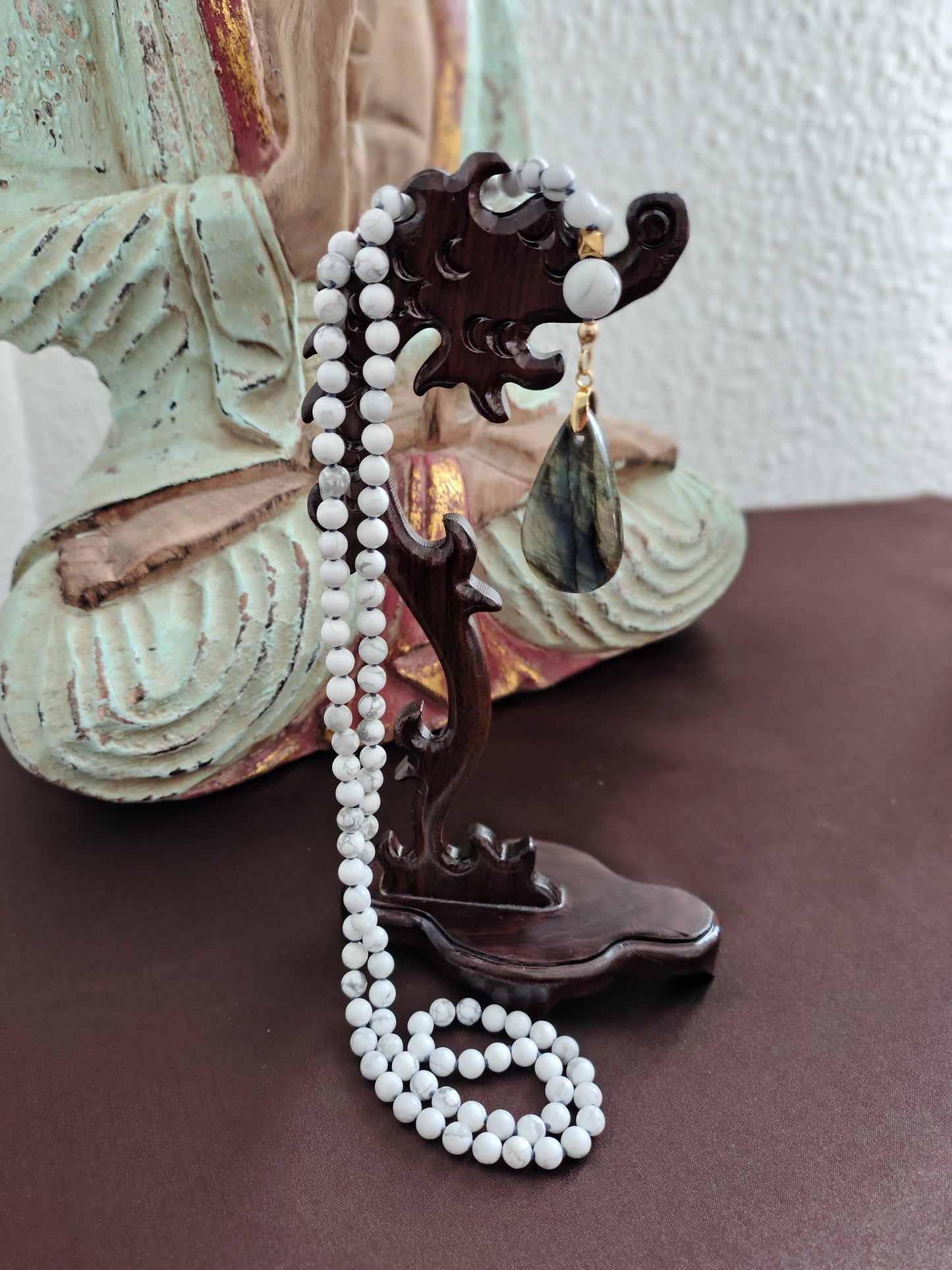 Japamala in Howlite e Labradorite Blu – Calma, Consapevolezza e Trasformazione Interiore (pezzo unico e numerato)