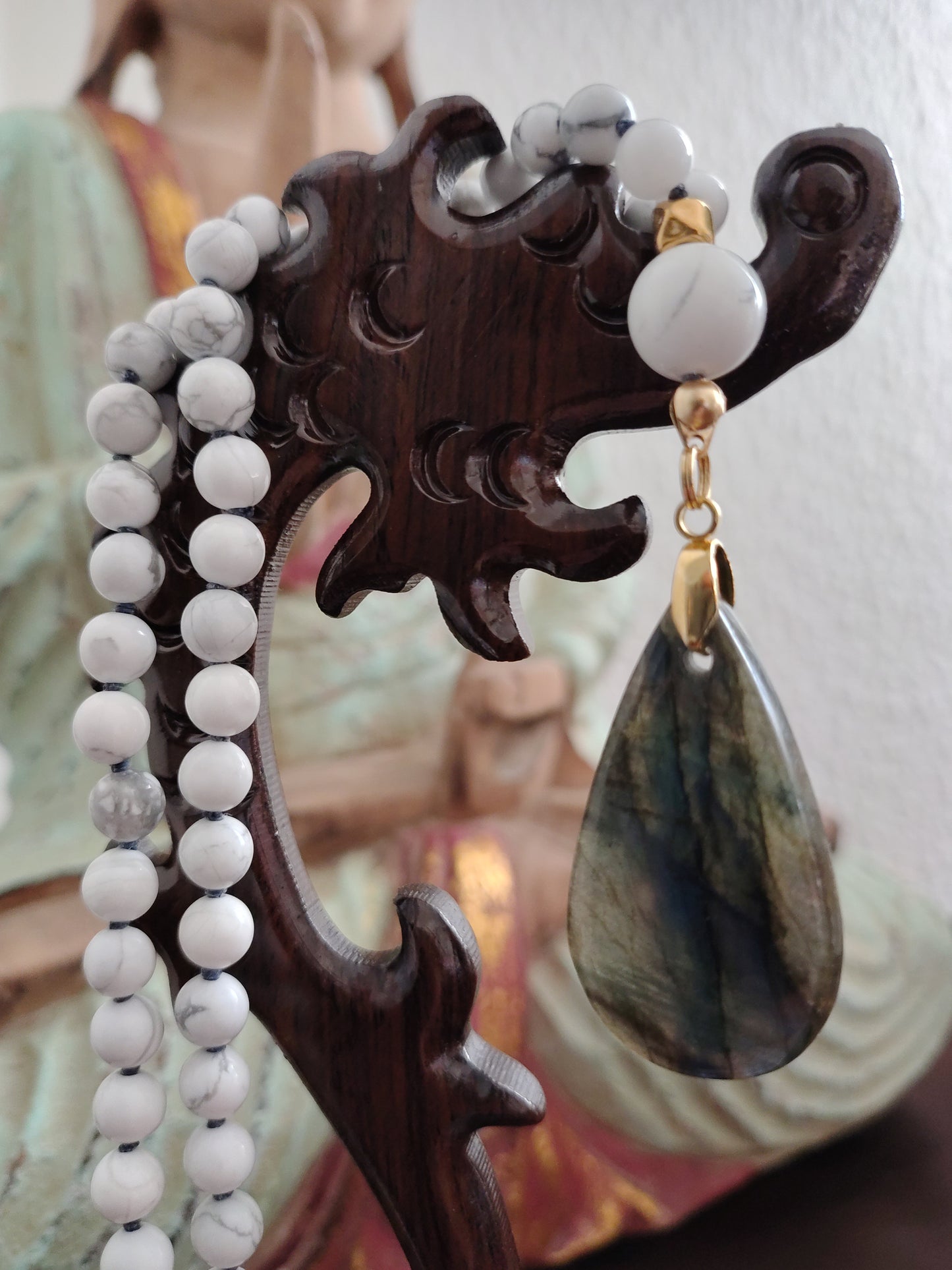 Japamala in Howlite e Labradorite Blu – Calma, Consapevolezza e Trasformazione Interiore (pezzo unico e numerato)