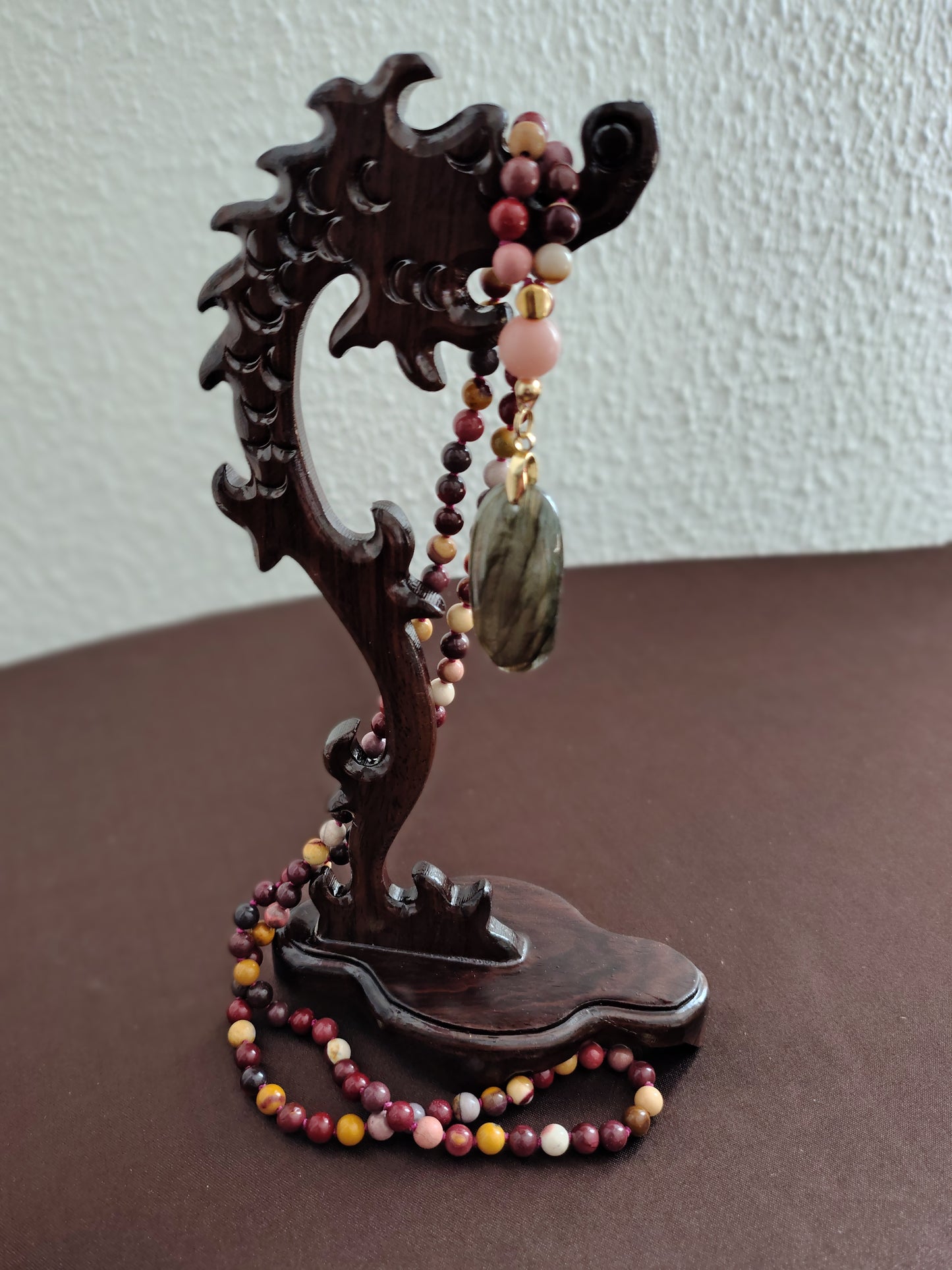 Japamala in mokaite, opale rosa, labradorite marrone - Forza vitale, fiducia e radicamento -(pezzo unico e numerato)