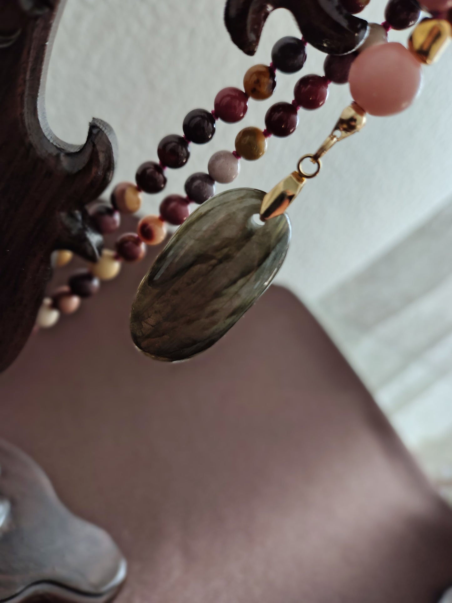 Japamala in mokaite, opale rosa, labradorite marrone - Forza vitale, fiducia e radicamento -(pezzo unico e numerato)