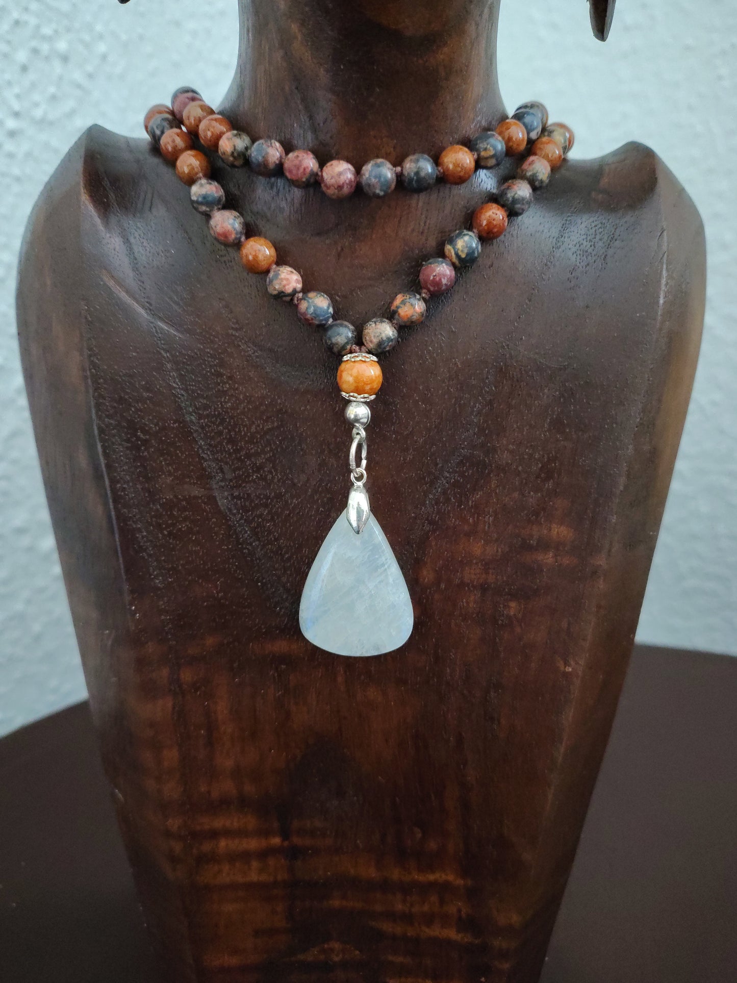 Japamala in Pietre Naturali – Legno Fossile, Pelle di Leopardo e Pietra di Luna Arcobaleno - trasformazione, intuizione, rinnovamento ( pezzo unico, numerato)