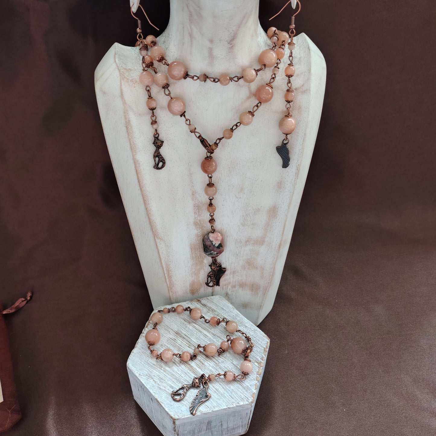 Parure "Abbraccio Celeste" – Collana, Bracciale e Orecchini in Pietra di Luna e Rodocrosite Rif. 2025/37 1/2/3