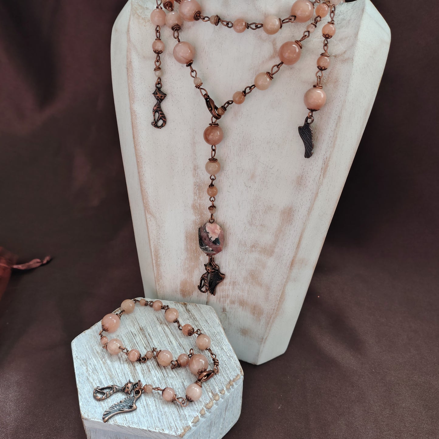 Parure "Abbraccio Celeste" – Collana, Bracciale e Orecchini in Pietra di Luna e Rodocrosite Rif. 2025/37 1/2/3