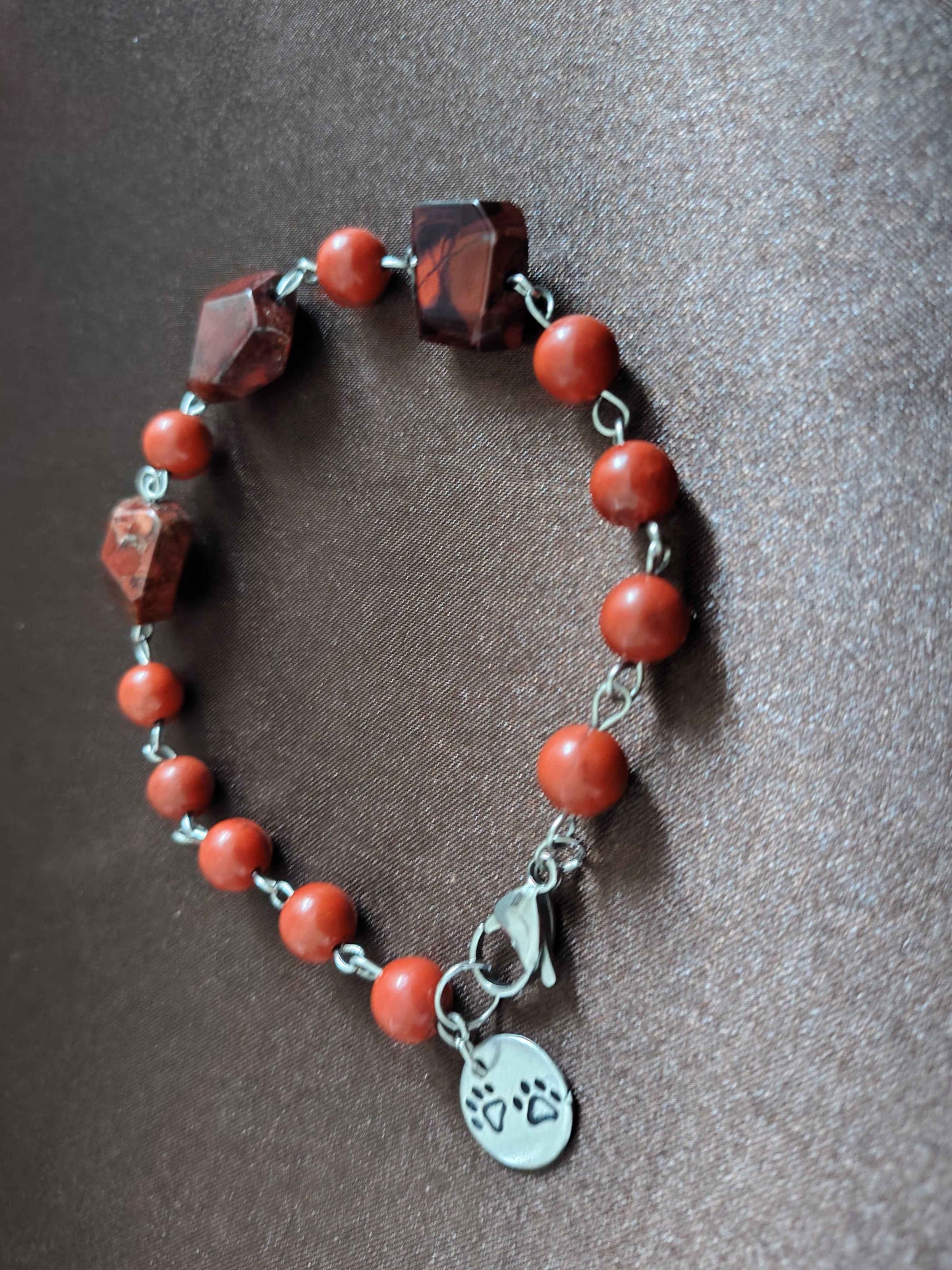 Bracciale in diaspro con tre perle irregolari centrali
