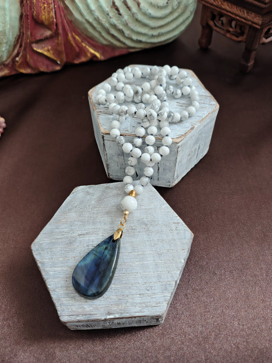 Japamala in Howlite e Labradorite Blu – Calma, Consapevolezza e Trasformazione Interiore