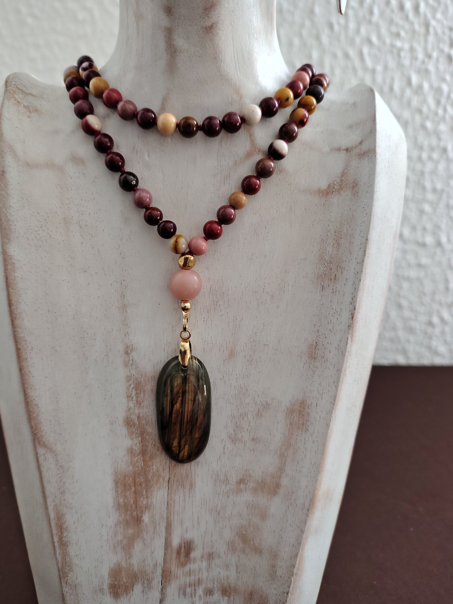 Japamala in mokaite, opale rosa, labradorite marrone - Forza vitale, fiducia e radicamento -(pezzo unico e numerato)